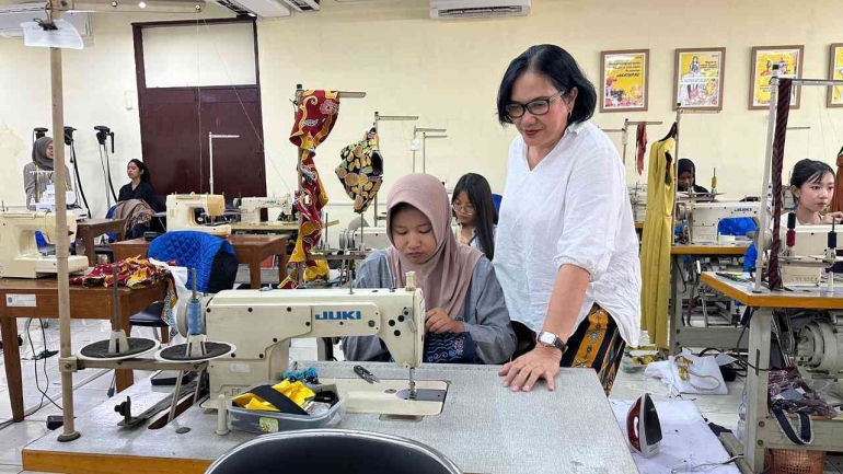 Universitas Ciputra Surabaya X Dekranasda Jatim: Fashionpreneur sebagai Kunci Kurangi Pengangguran SMK